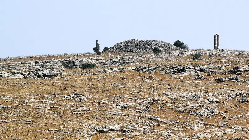 Dikilitaş (Sesönk) Anıt Mezarı