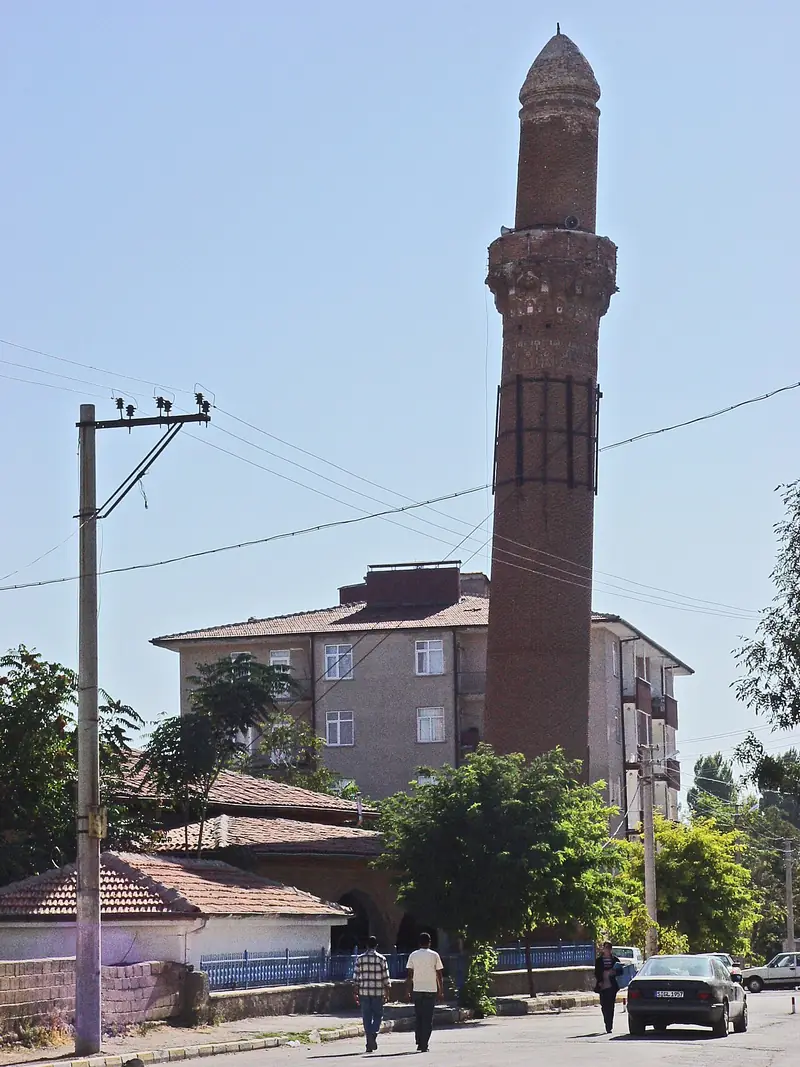 Eğri Minare (Kızıl Minare)