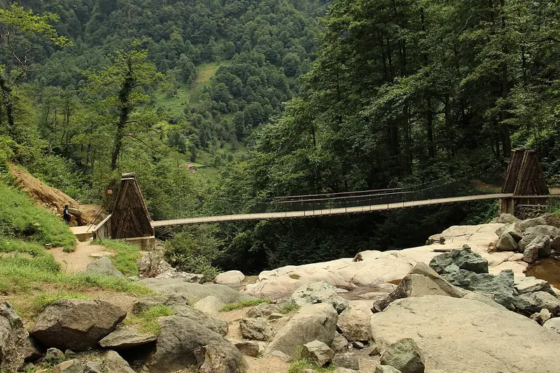 Mençuna Şelalesi
