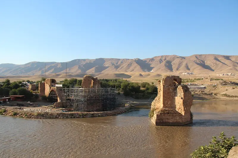 Ilısu Baraj Gölü'nde Tekne Turu ve Eski Köprü Ayakları