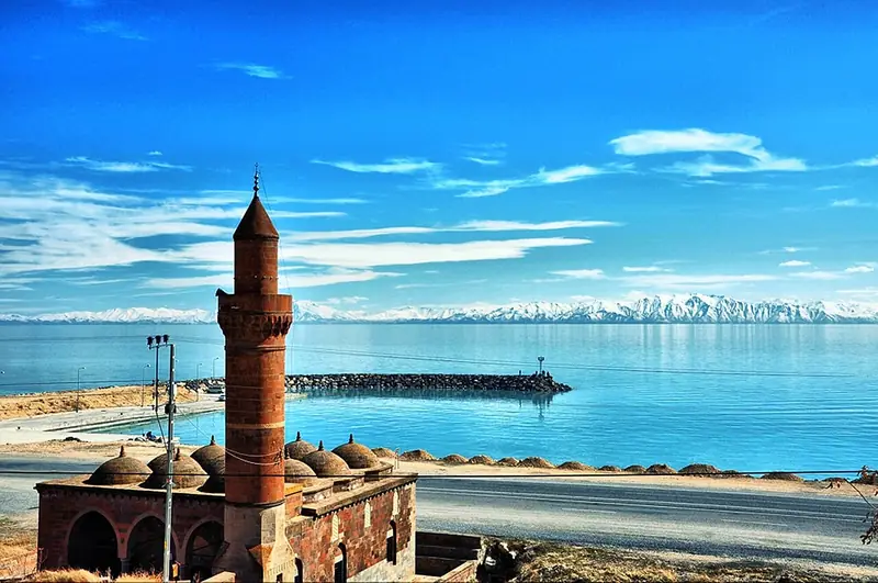 Adilcevaz Kalesi ve Zal Paşa (Tuğrul Bey) Camii