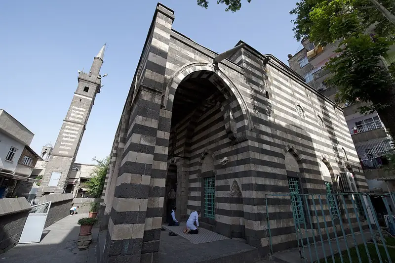Dört Ayaklı Minare ve Şeyh Mutahhar Camii