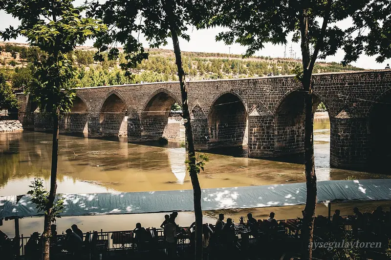 On Gözlü (Dicle) Köprüsü