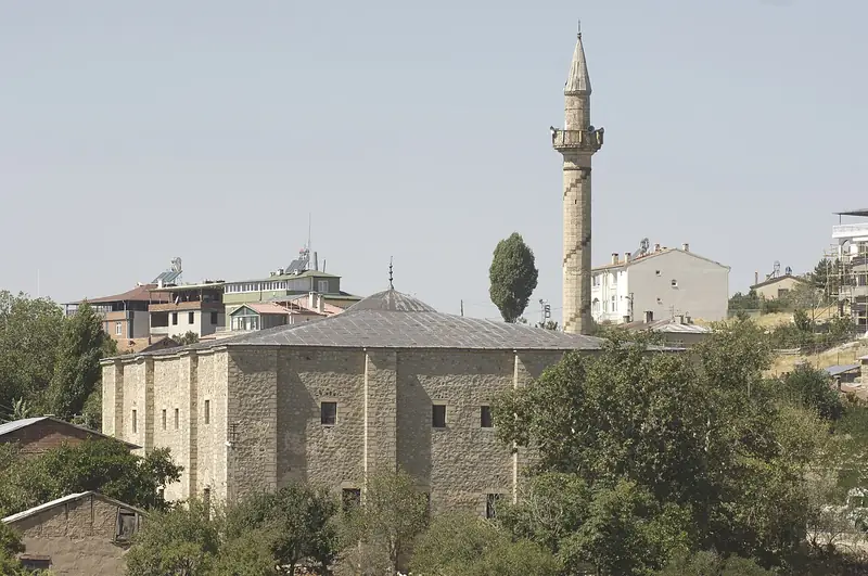 Sarahatun Camii ve Cemşit Bey Hamamı