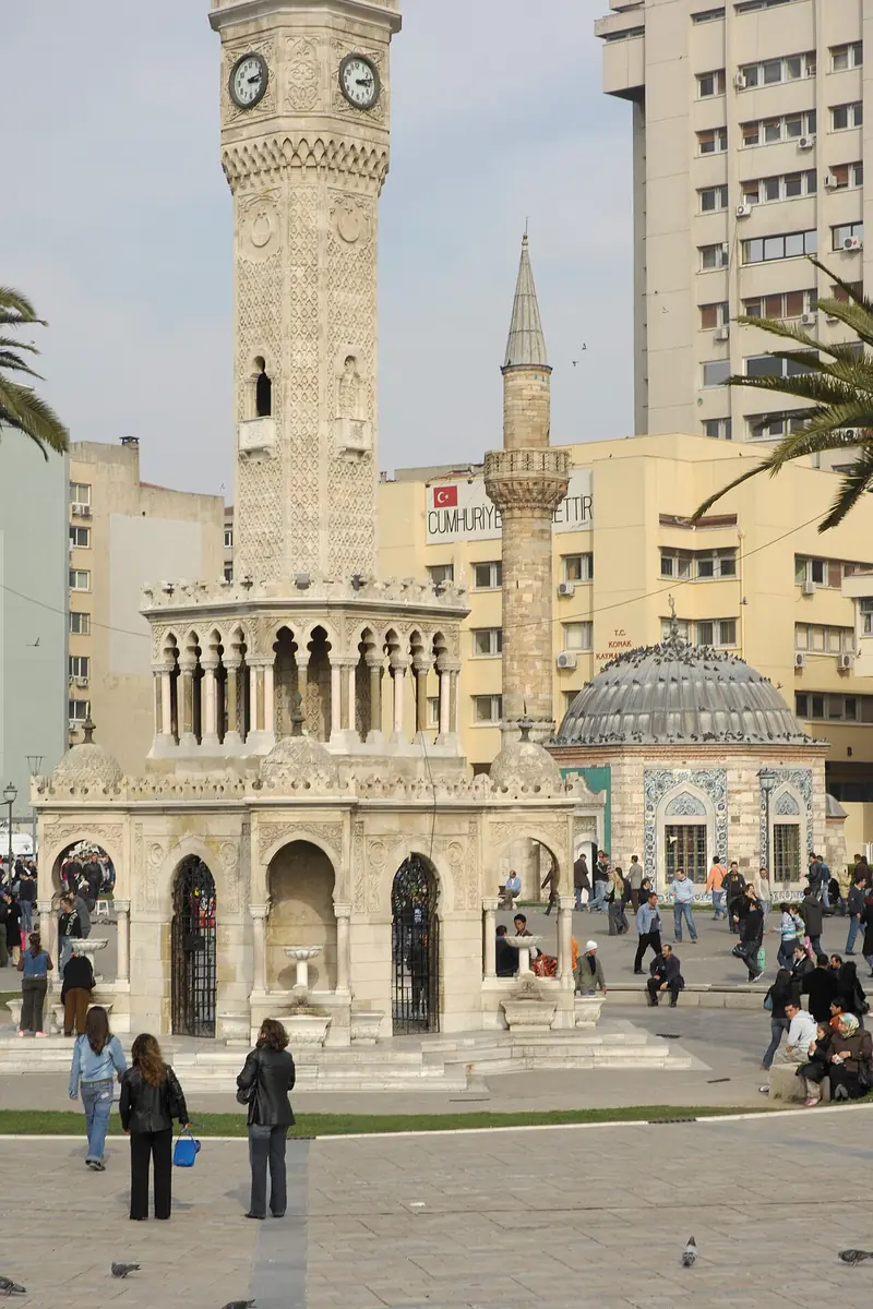 Konak Meydanı ve Saat Kulesi