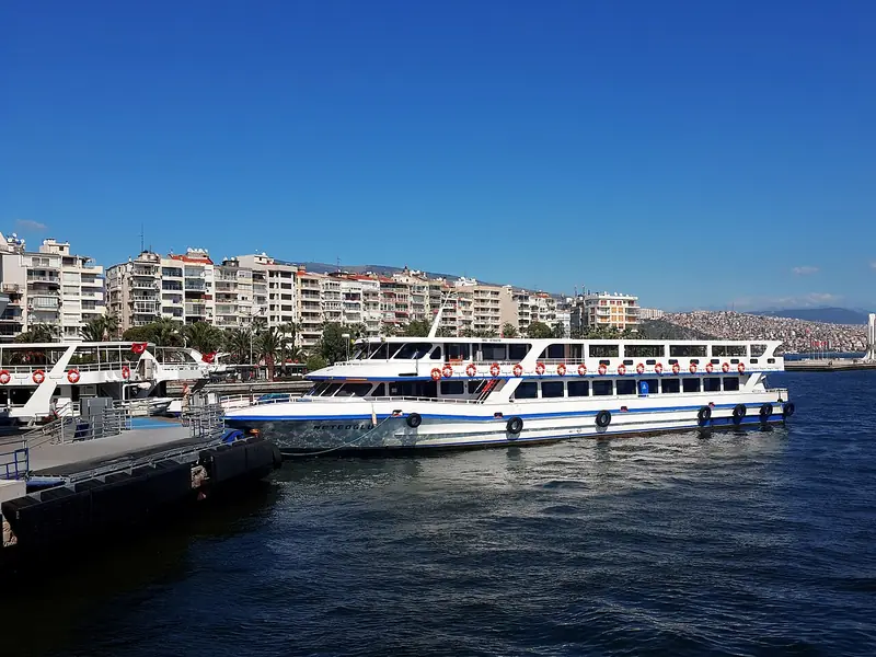 Konak–Karşıyaka Vapuru ve Karşıyaka Çarşısı