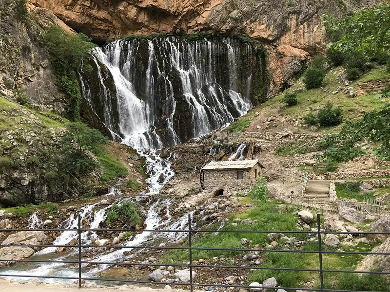 Kapuzbaşı Şelaleleri ve Aladağlar