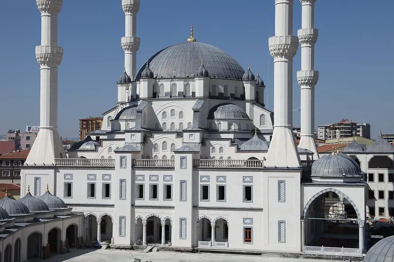 Nur Camii ve Cumhuriyet Meydanı