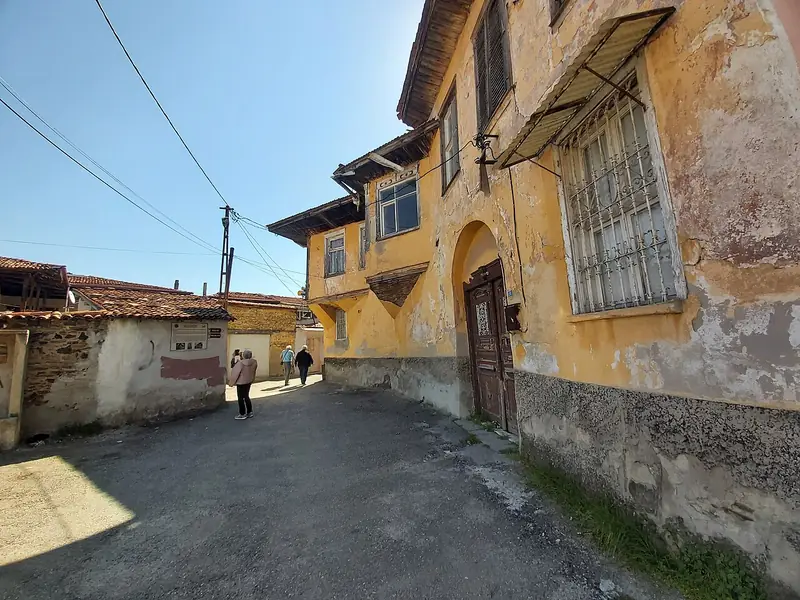 Tarihi Kula Evleri ve Çarşısı