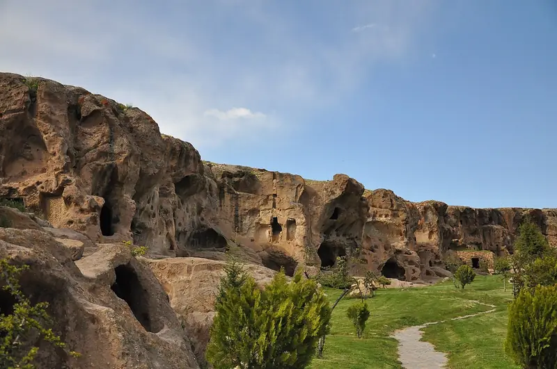 Eski Gümüşler Yeraltı Şehri ve Kaya Yerleşimi