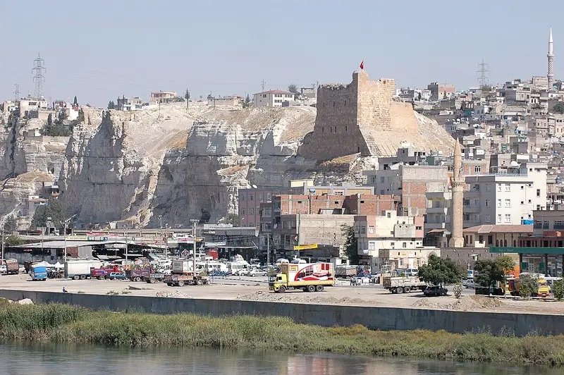 Birecik: Beyaz Kale ve Kelaynak İstasyonu