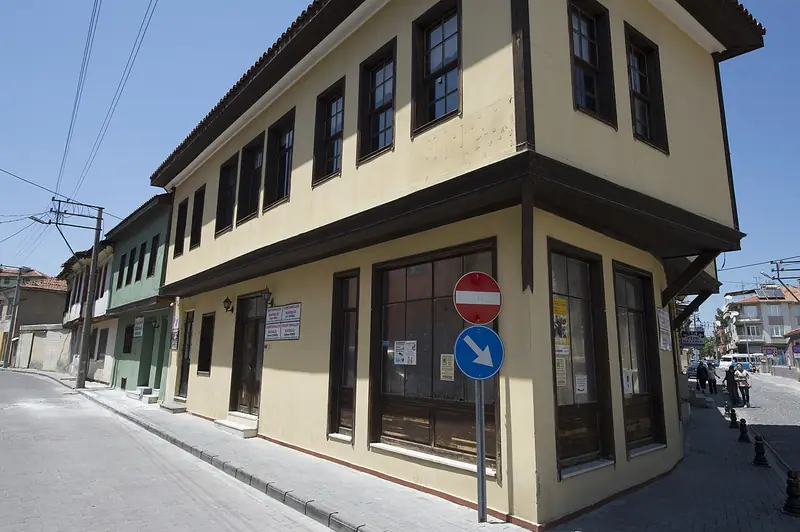 Tarihi Uşak Evleri ve Gediz Uluyolu Sokağı