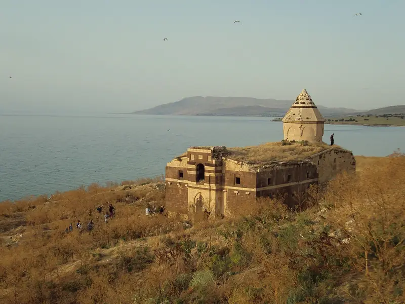 Çarpanak Adası ve Ktuts Manastırı