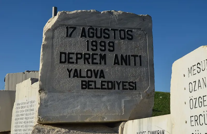 Yalova Sahili ve 17 Ağustos Deprem Anıtı